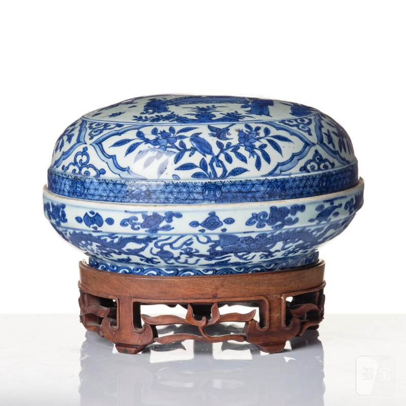 A blue and white box and cover, - 图2